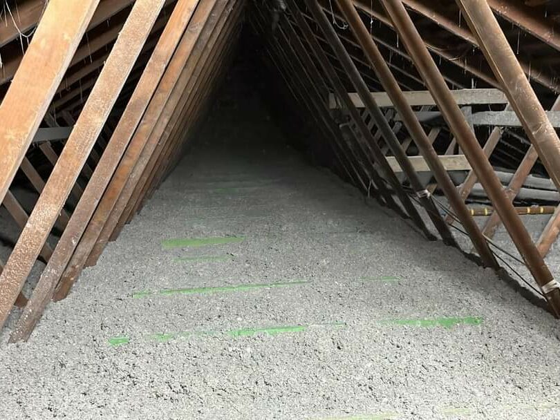 Isolation de combles avec ouate de cellulose propulsée